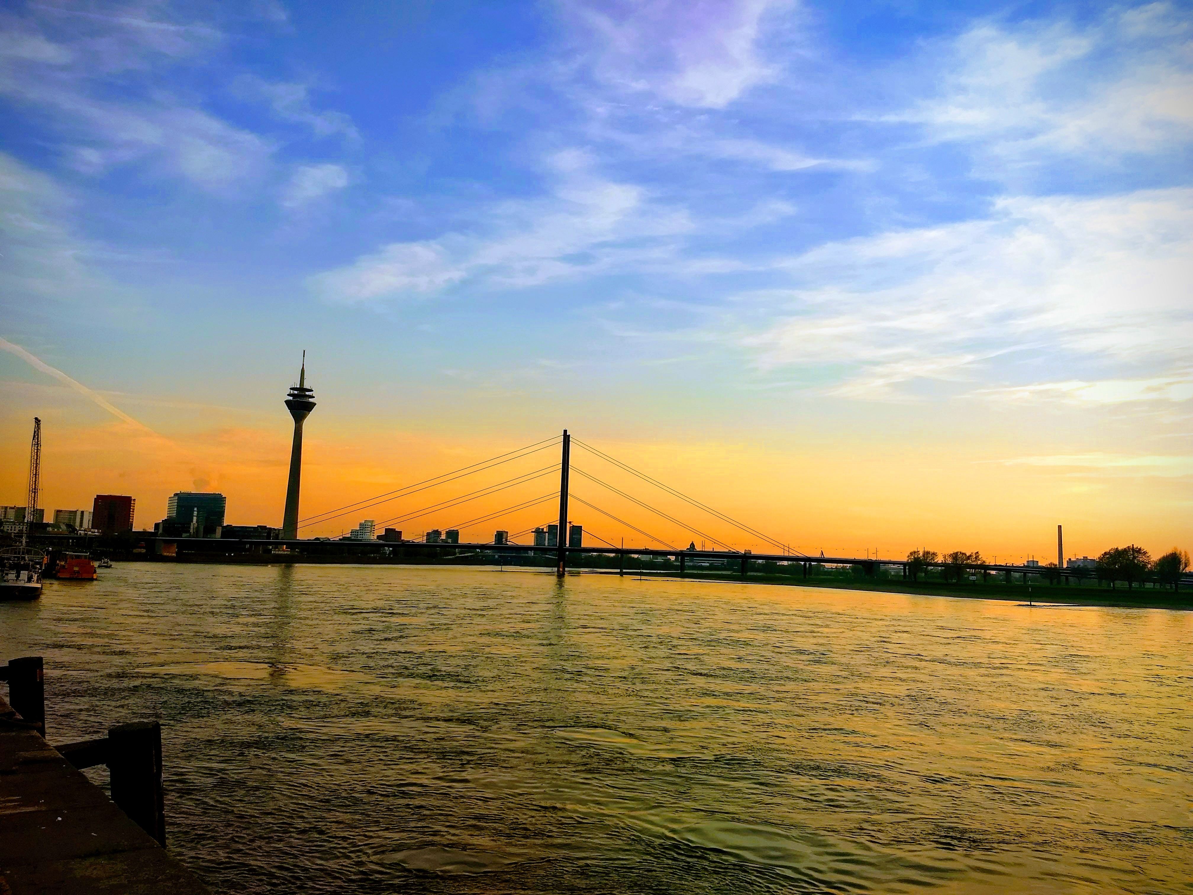 Conociendo el Rhine Tower (Rheinturm) en Düsseldorf